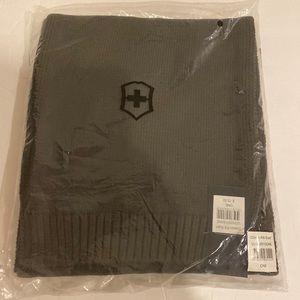 Victorinox/ swiss army  army wool scarf never worn NWT  color army green